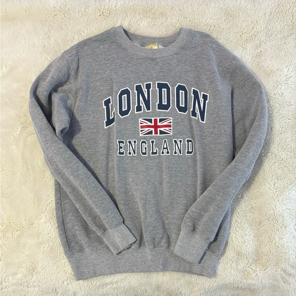 i’m selling a lightweight crew neck from London. that comfy and fashionable